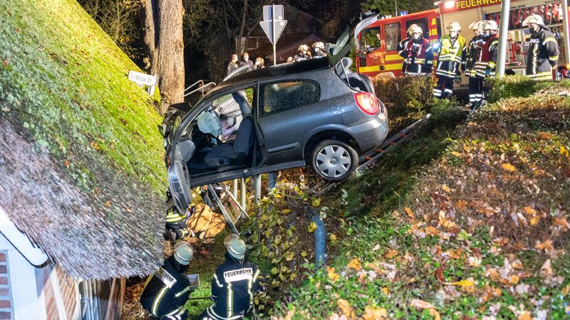 Fünf teils schwer Verletzte gab in Moisburg, als dieser Nissan in der Nacht in die Wand eines Fachwerkhauses flog. | Foto: JOTO