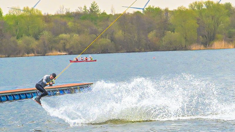 Die Wasserski- und Wakeboard-Anlage am Neuländer Baggersee startete heute am Gründonnerstag in die Saison. | Foto: Niels Kreller