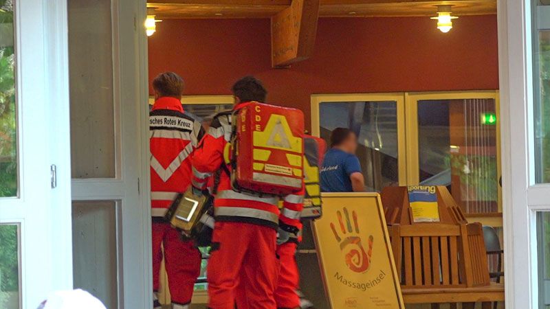 Durch austretendes Chlorgas wurden gestern im MidSommerland 15 Personen, darunter 13 Kinder, verletzt. | Foto. HamburgNews