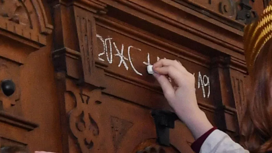 Die Sternsinger sind wieder unterwegs und geben den Segen "20*C+M+B+24" - "Christus segne dieses Haus" - mit Kreide an die Haustüren. | Foto: Niels Kreller