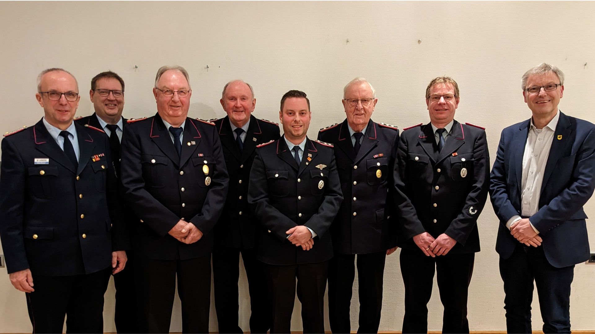 Kreisbrandmeister Volker Bellmann (von links), Gemeindebrandmeister Arne Behrens, Dirk Heuer, Heinrich Tödter, Holger Sczepan, Hermann Krüger, Ortsbrandmeister Thomas Sasse und Samtgemeinde-Bürgermeister Olaf Muus. | Foto: Feuerwehr Brackel
