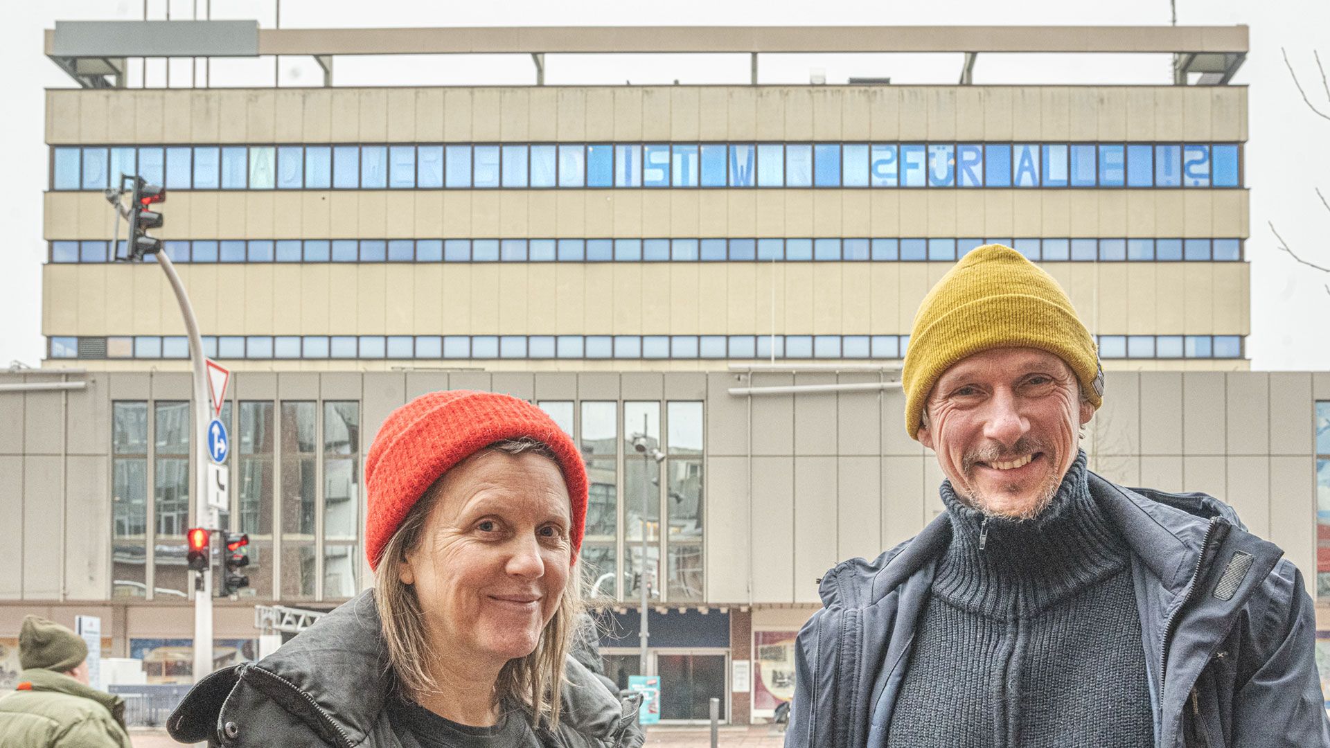 Die beiden Künstler Claudia Kulenkampff und Flo Tampe von Inter Urban vor dem Karstadtgebäude. | Foto: Niels Kreller