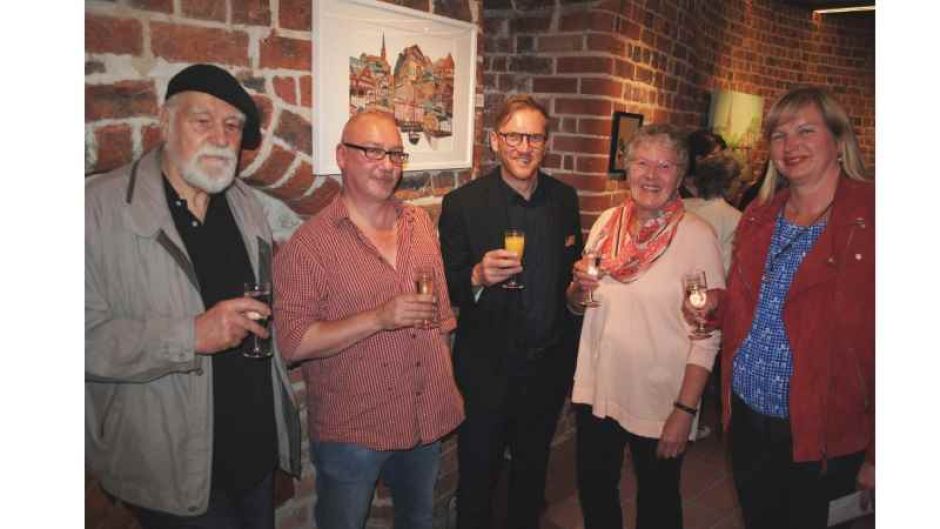 Preisverleihung mit den Künstlern Jürgen K. F. Rohde (von links), Sven Brauer, dem Fachgruppenleiter Torsten Lange, der Kulturausschussvorsitzenden und stellvertretenden Bürgermeisterin Christel Lemm sowie der Künstlerin Britta Lange. | Foto: ein