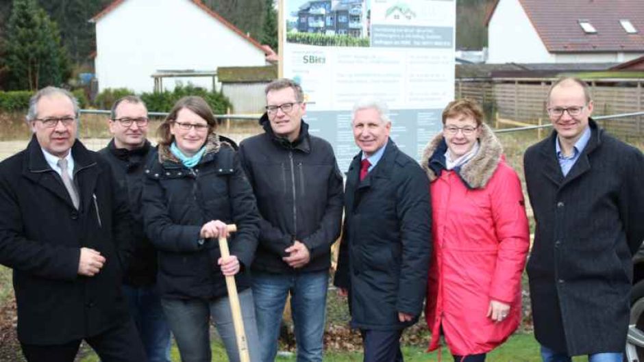 Gemeinsam geben Joachim Thurmann (von links), Rainer Rempe, Sven Oelkers, Anja Rienow, Arne Lindemann, Kerstin Witte und Henning Oertzen den Startschuss für das Bauprojekt in Jesteburg. | Foto: ein