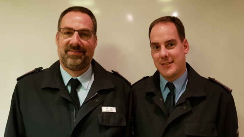 Seevetals Gemeindebrandmeister Rainer Wendt (links) gratulierte Mirco Schwanitz zur Wiederwahl. | Foto : ein