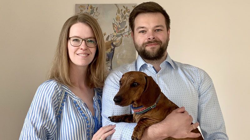 Viktoria Isabell und Nico Ehlers sowie Dackel Josef freuen sich darauf, ab April 2021 zu viert zu sein. | Foto: ein