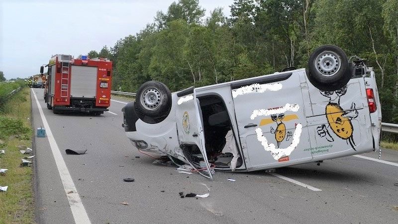 Bei einem Unfall auf der A39 bei Winsen wurden am Samstag zwei Personen schwer verletzt. | Foto: Polizei