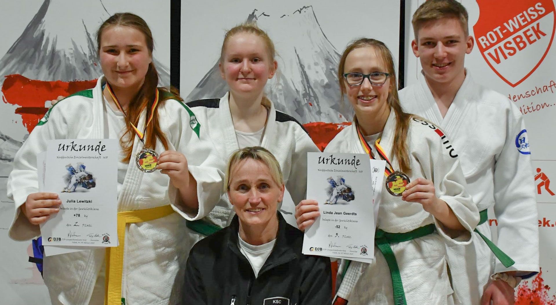 Julia Lewitzki (von links), Katharina Graetzer, Linda Jean Geerdts und Jan Henrik John. Vorn: KSC-Trainerin Bianca Geerdts. | Foto: ein