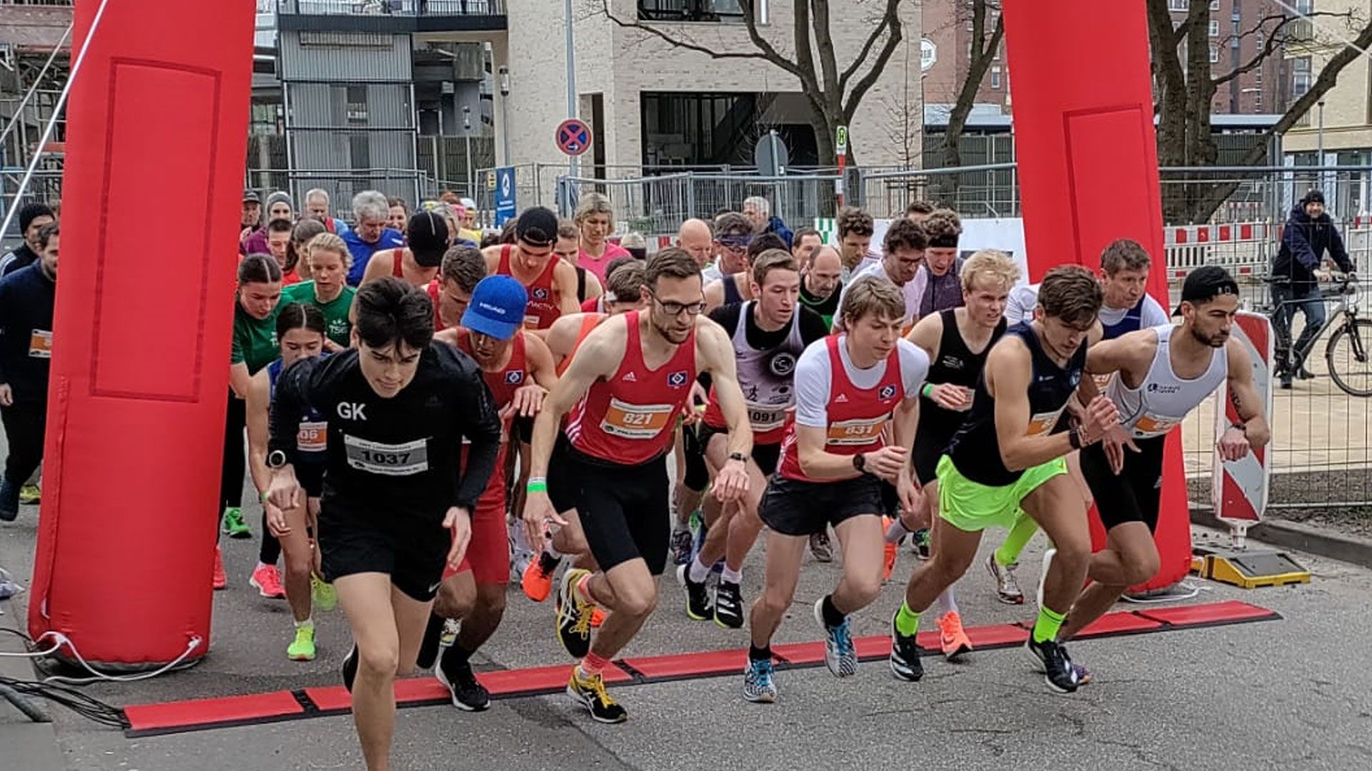 Am 26. März findet wieder der Hamburger Halbmarathon durch das Alte Land statt. | Foto: HNT