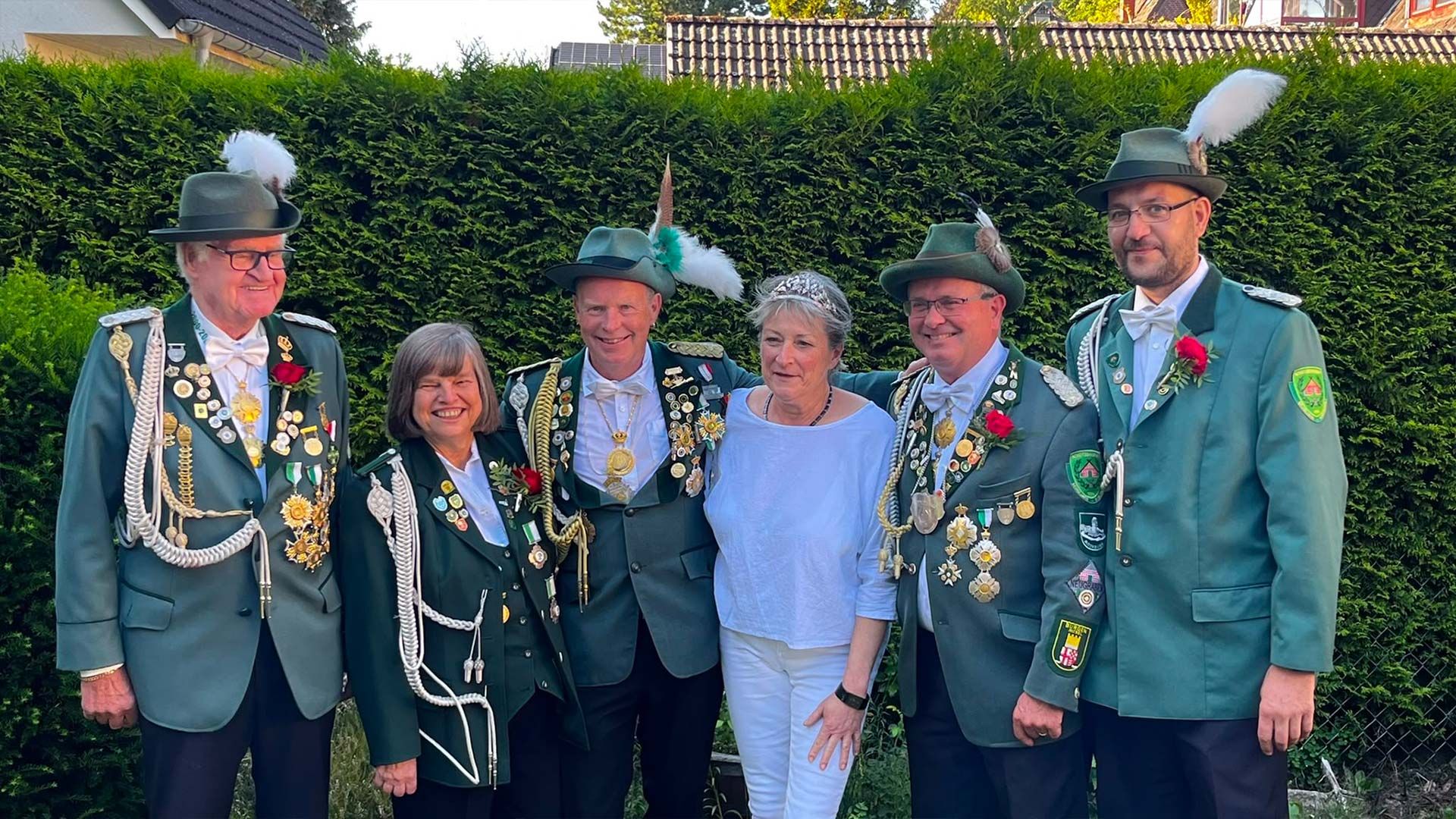Die Neugraben-Scheideholzer Königscrew um König Rainer Schaefer freut sich auf das Schützenfest. Foto: Michael Maak