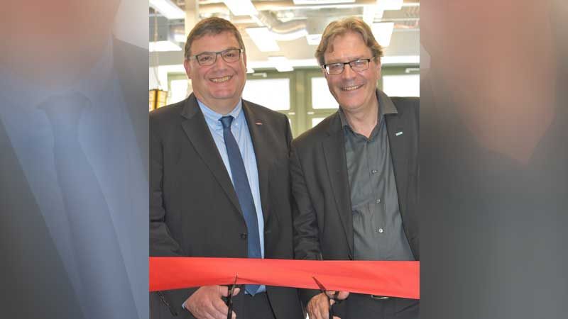 Karl Krähling und TUHH-Präsident Ed Brinksma eröffnen neuen Praktikumsraum. | Foto: TUHH/F. Schmied