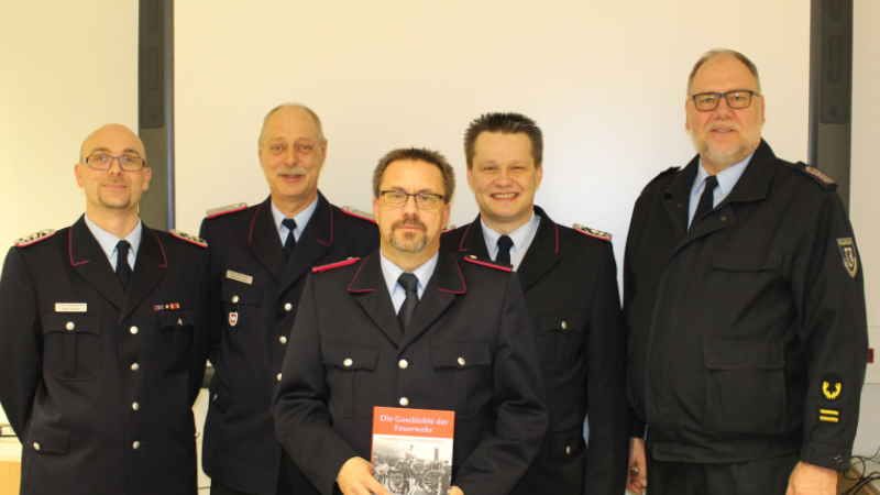 Über das runde Jubiläum beim Funklehrgang freuen sich der stellvertretende Lehrgangsleiter Peter Riecken, Kreis-Ausbildungsleiter Ralf vom Lehn, der Jubilar Thomas Schmidt, Lehrgangsleiter Andreas Kallmeier und der stellvertretende Kreisbrandmeister Sven Wolkau. | Foto: ein