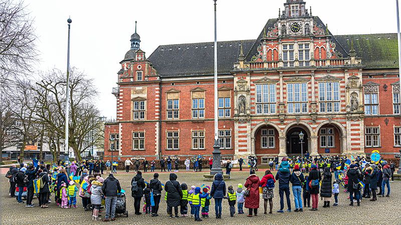 Rund 200 Kinder der Kita SterniPark zogen vom Museumplatz vor das Harburger Rathaus um für Frieden zu demonstrieren. | Foto: Niels Kreller