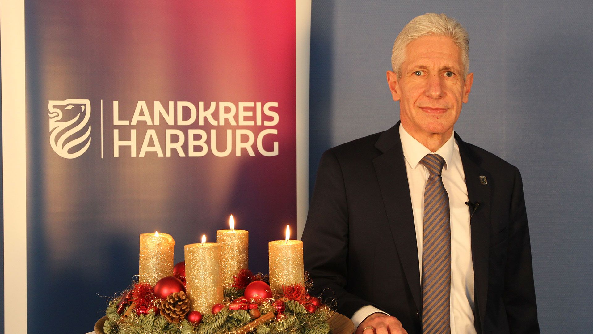 Mit einer Weihnachtsbotschaft per Video wendet sich Landrat Rainer Rempe an die Einwohner des Landkreises Harburg. | Foto: ein