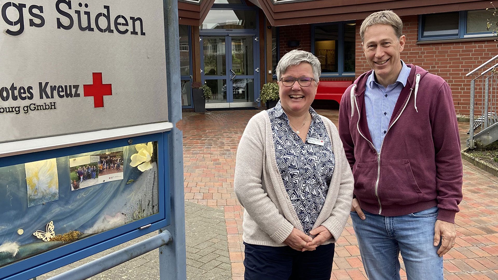 Ein Manager als Praktikant: Britta True, Leiterin des Harburger DRK-Hospiz mit „Seitenwechsler“ Dr. Jörg Arzt-Mergemeier, LLM, Abteilungsleiter in der Finanzbehörde Hamburg. | Foto: : DRK HH-Harburg