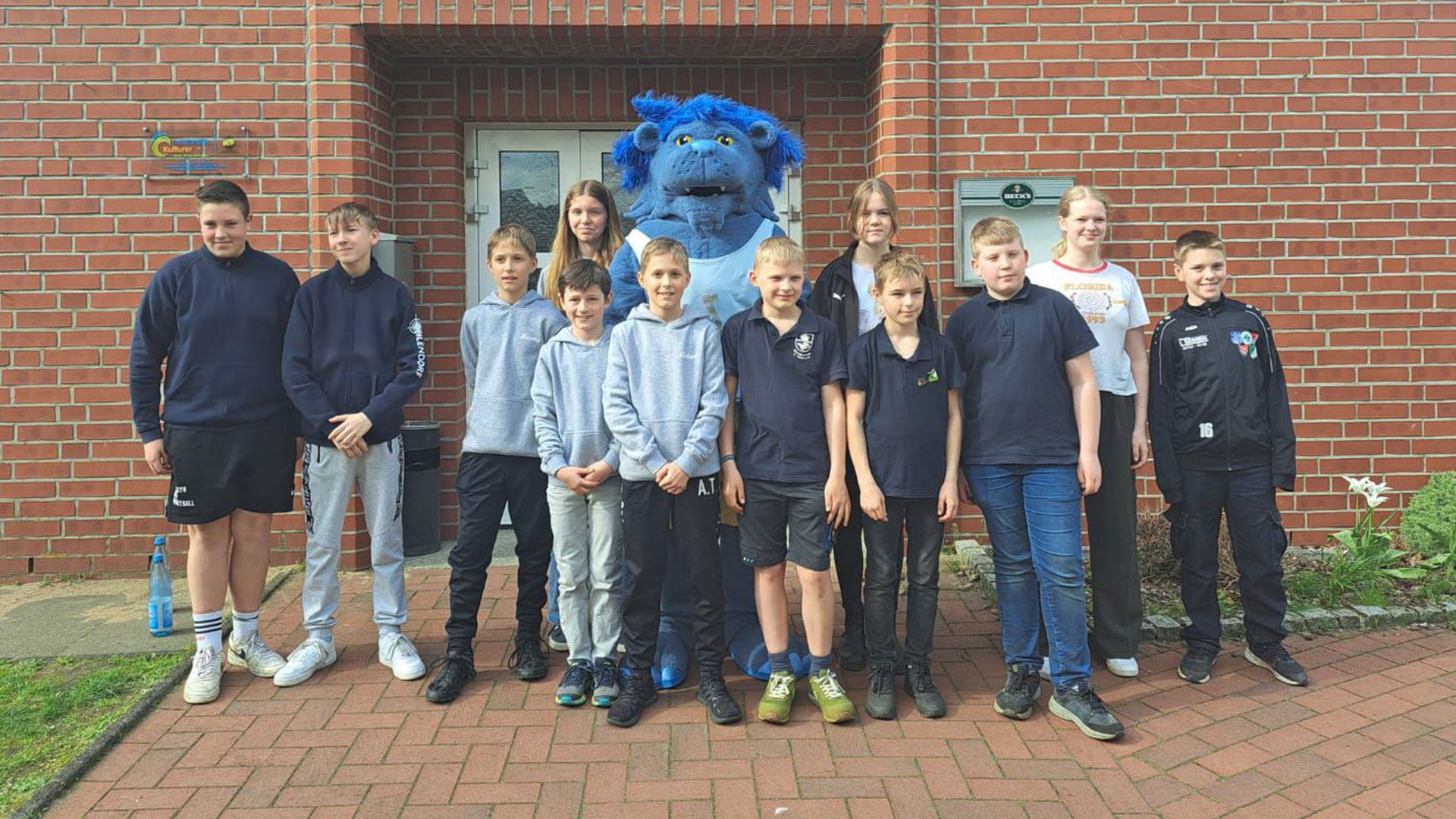 Die Teilnehmenden aus den Vereinen beim RWS ShootyCup Vorkampf 2024 zusammen mit dem blauen Löwen, dem Maskottchen der Schützenjugend Nordheide und Elbmarsch. | Foto: N&E