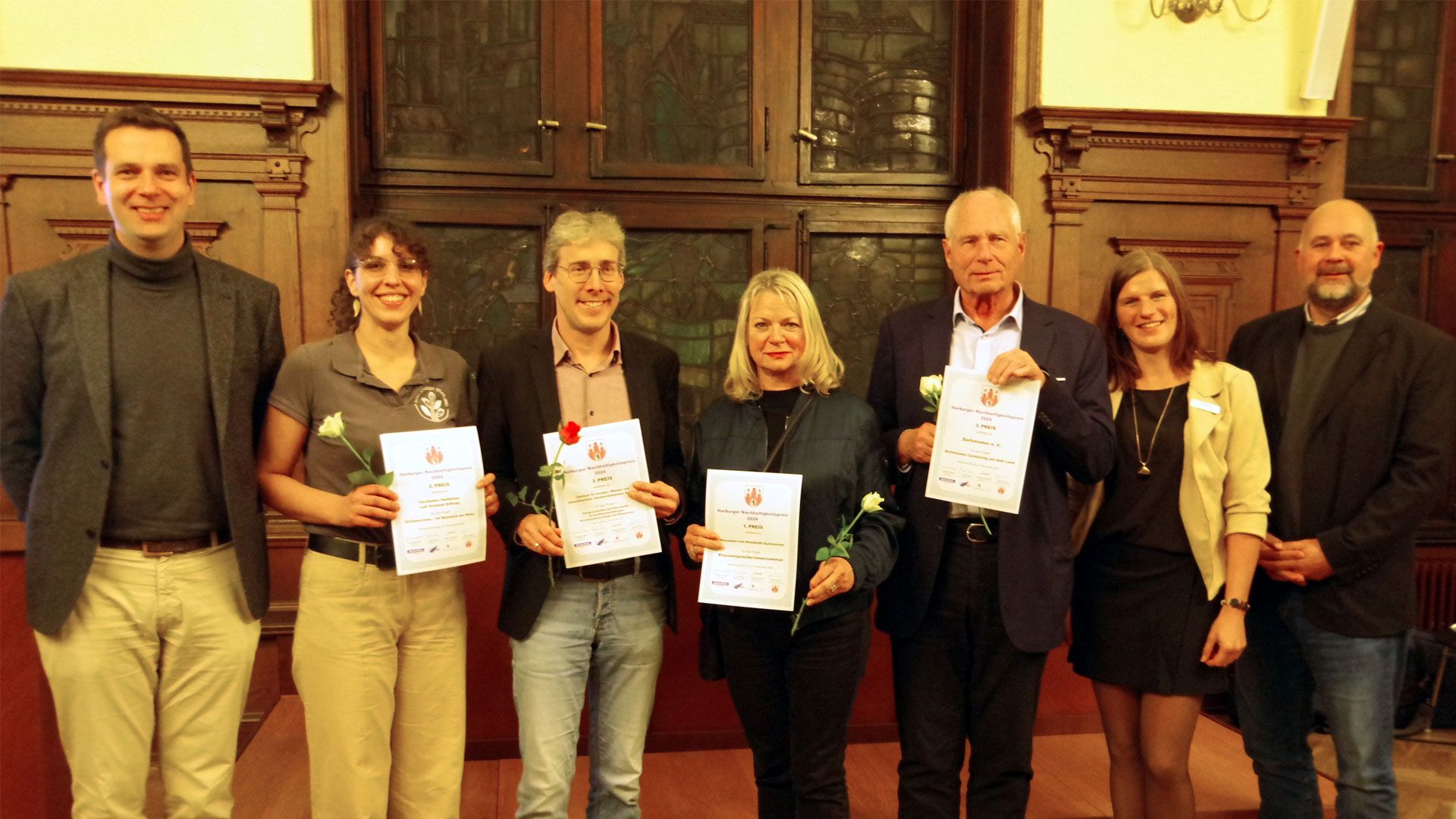 v.l.n.r.: Christian Queckenstedt (stellvertretender Bezirksamtsleiter in Harburg), Amira Elatawna (Loki Schmidt Stiftung, 2. Preis), Dr. Kai Hünemörder (Leitung ZEWU und EnergieBauZentrum, 3. Preis), Sabine Hansen (Schulleiterin des Alexander-von-Humboldt-Gymnasiums, 1. Preis), Dr. med. Hans-Joachim Raydt (Dorfstromer e.V., 3. Preis), Jacqueline Birkner (Leiterin der Sparda-Filiale Harburg, Jury-Mitglied und Mit-Sponsor des Preises), Frank Wiesner (Vorsitzender des Fördervereins HARBURG21 e. V., Jury-Mitglied). | Foto: Gisela Baudy