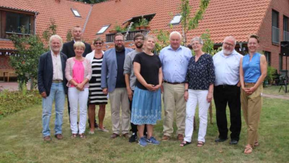 Förderer des Wohnheims Wennerstorf beim Jubiläumsfest : Von links: Klaus-Wilfried Kienert, Stiftungsratsvorsitzender, Stiftung Freilichtmuseum am Kiekeberg Andreas Sommer, Vorstandsvorsitzender, Sparkasse Harburg-Buxtehude Anette Randt, stellvertretende Landrätin, Landkreis Harburg Mechthild Ross-Luttmann, ehemalige niedersächsische Ministerin für Soziales Stefan Zimmermann, Museumsdirektor, Stiftung Freilichtmuseum am Kiekeberg Finn Schultner und Svenja Quitschau, Heimeltern, Wohnheim Wennerstorf Heiner Schönecke, Vorstandsvorsitzender, Förderverein des Freilichtmuseums am Kiekeberg e. V. Giesela und Prof. Dr. Rolf Wiese, Förderer, GiRoWi-Stiftung Carina Meyer, Kaufmännische Geschäftsführerin, Stiftung Freilichtmuseum am Kiekeberg | Foto: ein