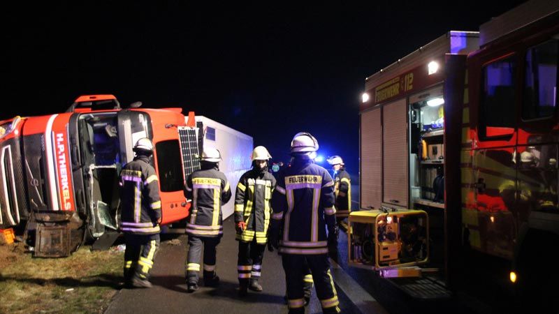 Dieser Lkw-Unfall auf der A 261 sorgte in der Nacht zu Freitag für einen Großeinsatz von Feuerwehren und dem Rettungsdienst. | Foto: ein