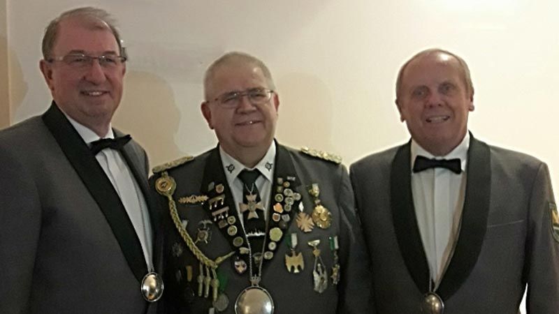 Der Maschener Schützenkönig Jürgen Will (Mitte) und seine beiden Adjutanten. | Foto: ein