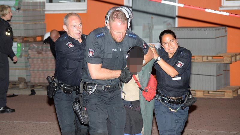 Nachdem der ertappte Ladendieb aufgegeben hatte, wurde er von der Polizei abgeführt. | Foto: André Lenthe Fotografie