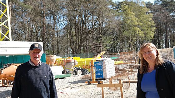 HTB-Vorstandsmitglied Ralp Fromhagen und die Kita-Leiterin Ariane Schwartau vor der Baustelle der neuen Kita auf der Jahnhöhe. | Foto: ein
