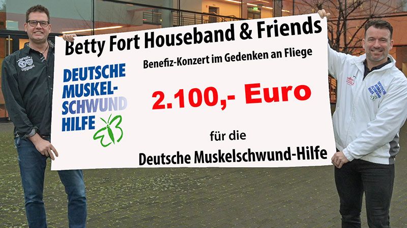 Ralf Wiegels (links), Sänger der Betty Fort Houseband, und Andreas Kaiser von der Harburger Fußball Altherrenauswahl freuen sich über die tolle Spende, die beim diesjährigen „Benefizkonzert im Gedenken an Fliege“ für die Deutsche Muskelschwund-Hilfe zusammengekommen ist. | Foto: Niels Kreller