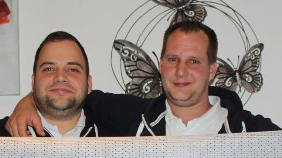 Auch das Elternpaar Sven Wilkens („Vadder“) und Thorsten Stäcker („Mudder“) sind bei dieser Aktion dabei. | Foto: Ralf Koenecke