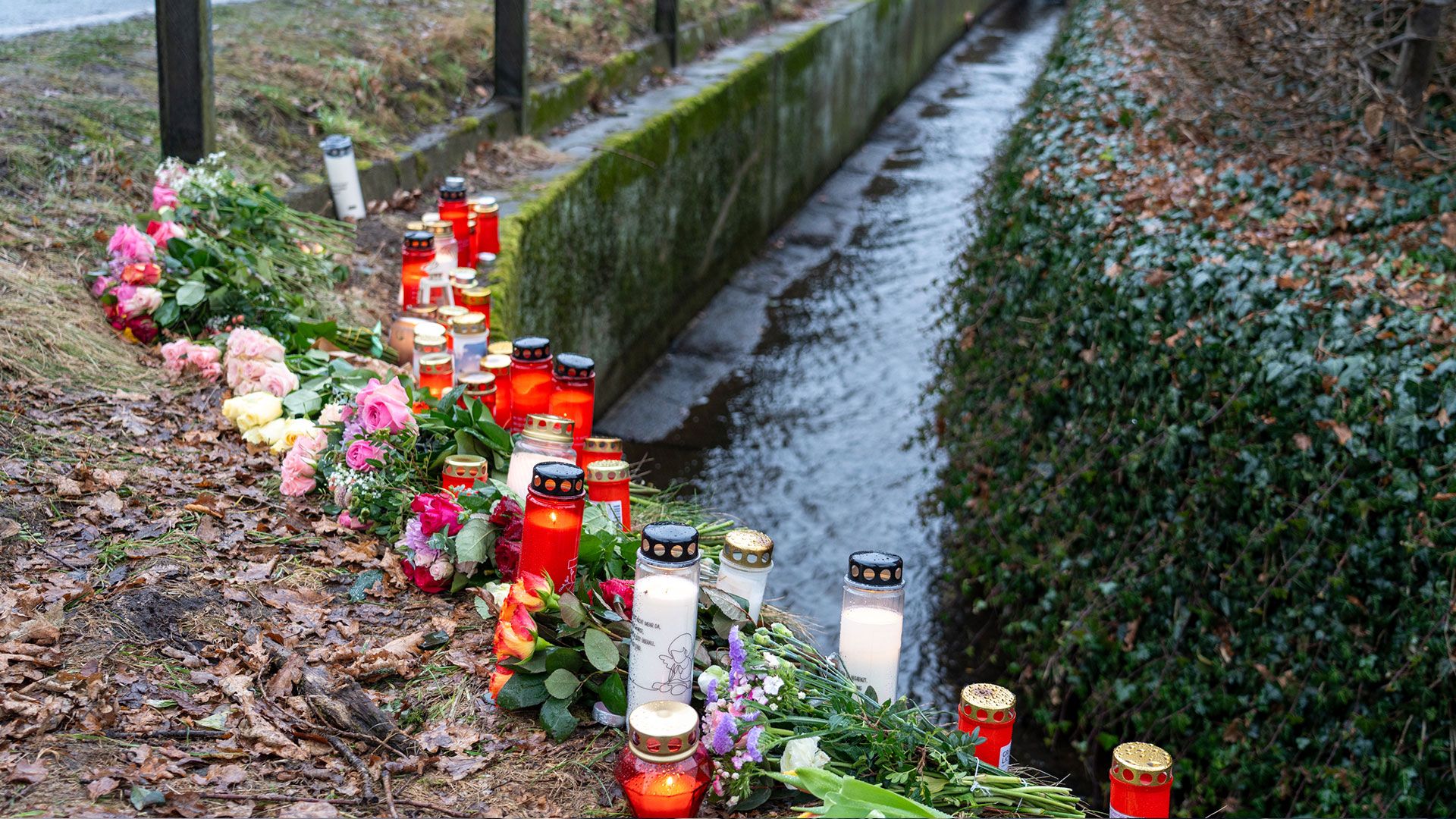 Mit Blumen und Kerzen gedenken die Mensches des Jugendlicen an der Unglücksstelle. |Foto: JOTO
