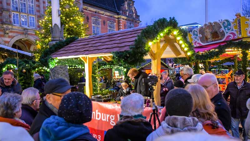Dave Hänsel zeigte den Harburgern ein leckeres Weihnachtsgericht. | Foto: Niels Kreller