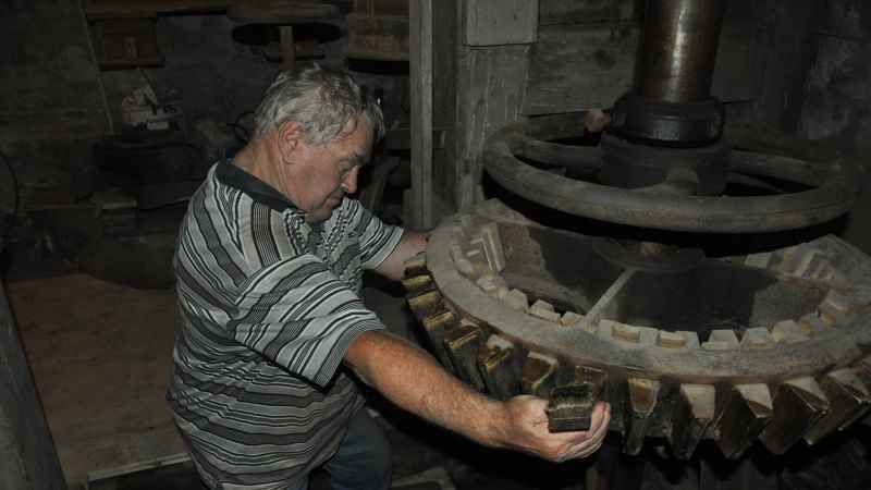 Im Jahre 2016 wurden an der Wassermühle in Karoxbostel 15 freiwillige Müller von Müllermeister Franz Rosenkranz ausgebildet. | Foto: ein