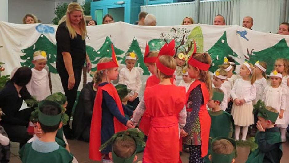 Kinder schenken Weihnachtsfreude
