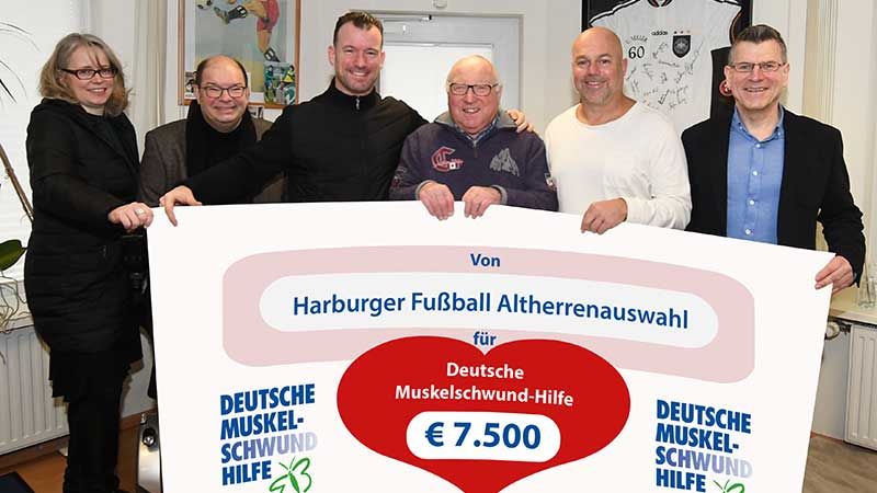 Freuen sich über die Spende der Harburger Fußball-Altherren-Auswahl an die Deutsche Muskelschwund-Hilfe: Mitarbeiterin der DMH Christiane Neemann, Dirk Rosenkranz, Andreas Kaiser, Uwe Seeler, André Golke und Klaus Skarupke (v.L.). | Foto: NIels Kreller