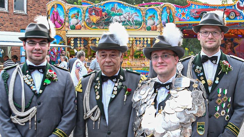 Ulf Schröder (3.v.L.) ist neuer Schützenkönig in Moorburg. In einem spannenden Wettkampf setzte sich der 38-jährige gegen sieben Konkurrenten durch Und holte um 18:40 Uhr am Sonntag den Rumpf des Vogels herunter. Zu seinen Adjutanten machte Schröder Marcel Ritter, Peter Polley und Timo Ernst (v.L.n.R.). | Foto: Niels Kreller
