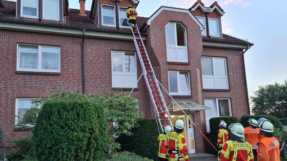 Die Feuerwehr Maschen musste über eine Leiter in die Wohnung im zweiten Obergeschoss einsteigen, um die Ursache des ausgelösten Rauchwarnmelders zu erkunden und zubeseitigen. | Foto: Feuerwehr