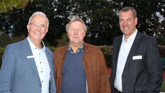 Wilfried Wiegel (links) und der Sparkassen-Vorstandsvorsitzende Andreas Sommer (rechts) mit dem Überraschungsgast, HSV-Legende und Ex-Nationalspieler Horst Hrubesch. | Foto: ein