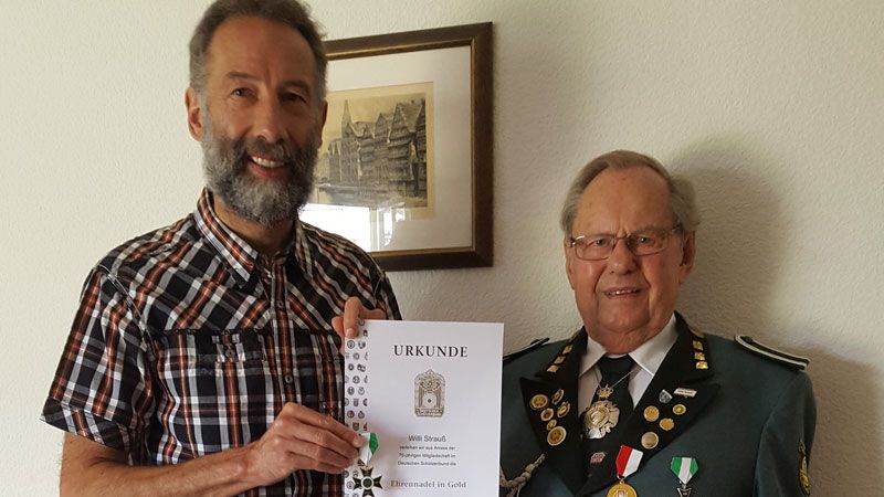 Willi Stauss (rechts) wurde von Hans-Heiner Fischer für seine 70-jährige Mitgliedschaft im Schützenverein Hausbruch geehrt. | Foto: ein