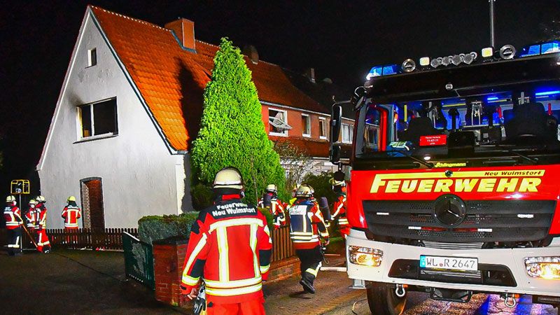 In diesem Haus in der Bergstraße in Neu Wulmstorf stand gestern Abend der weihnachtsbaum in Flammen. | Foto: HamburgNews