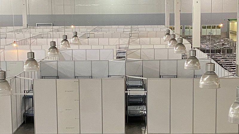 In der Fegro-Halle sind Doppelstockbetten und Wohnwaben aufgebaut | Foto: DRK Harburg