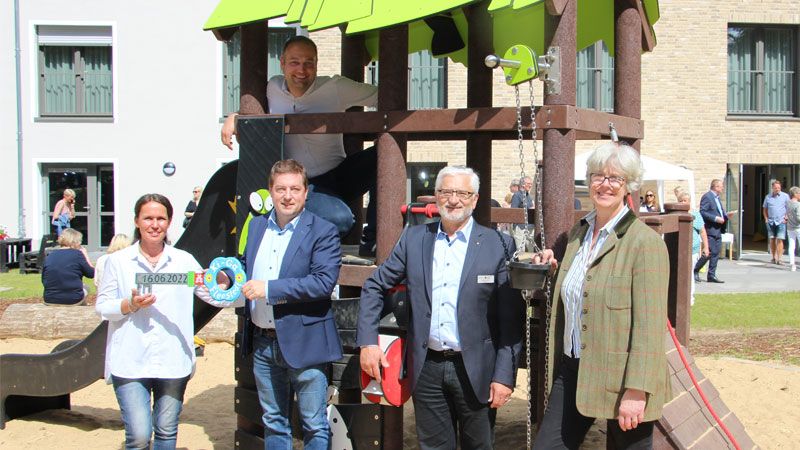 Jana Stoltenberg (von links, Kita-Leiterin), Thorsten Hein (Gemeinde Seevetal, Leiter Technische Gebäudewirtschaft), dahinter: Fleestedts Ortsbürgermeister Timo Rönsch, Roger Grewe (DRK-Kreisgeschäftsführer) und Seevetals Bürgermeisterin Emily Weede. | Foto: Gemeinde Seevetal