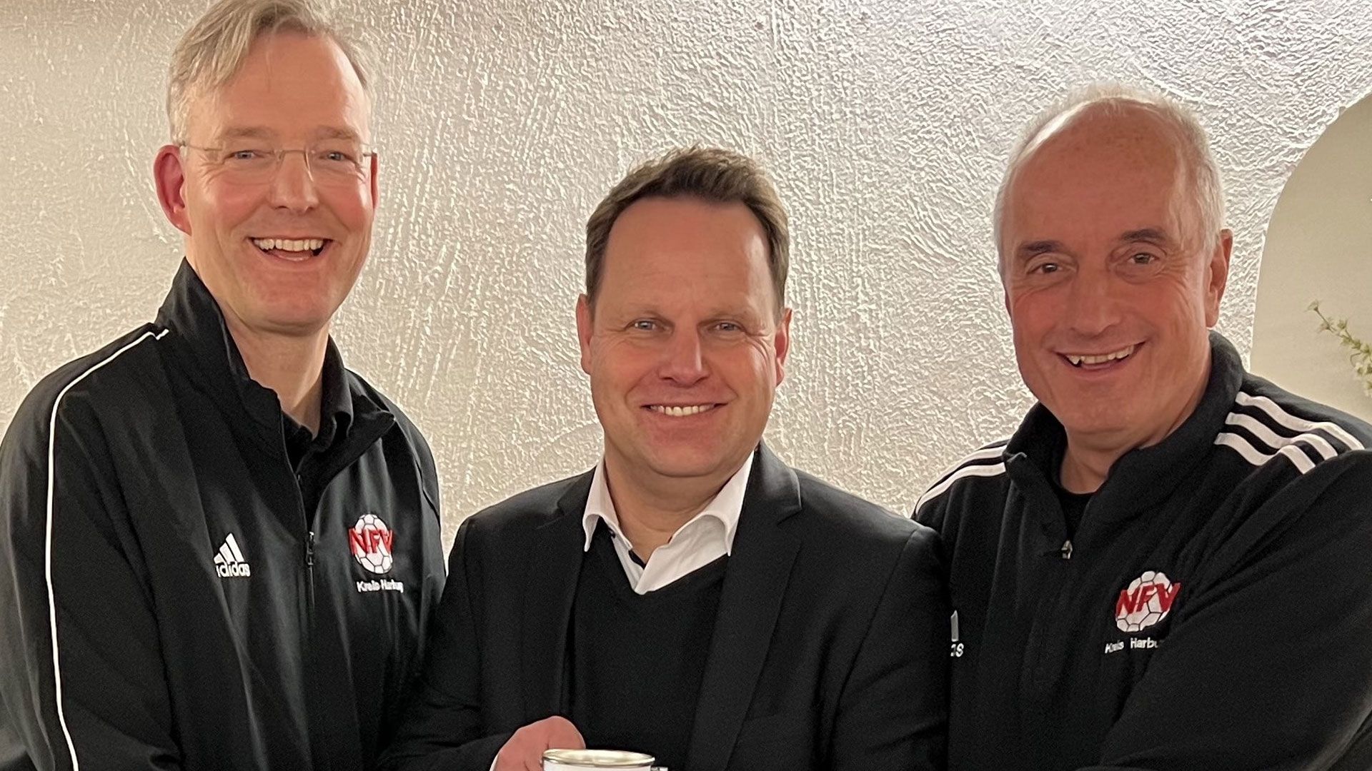 Freuen sich über die tolle Summe, die für die Kinderkrebshilfe erspielt wurde: Jan Maak (Hallenausschuss-Vorsitzender NFV Kreis Harburg), Jörn Stolle (Leiter Unternehmenskommunikation, Sparkasse Harburg-Buxtehude) und Frank Dohnke (Vorsitzender NFV Kreis Harburg). | Foto: Yannik Brunke