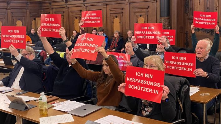 Die SPD setzte mit Schildern ein Zeichen gegen Rechts. | Foto: Niels kreller