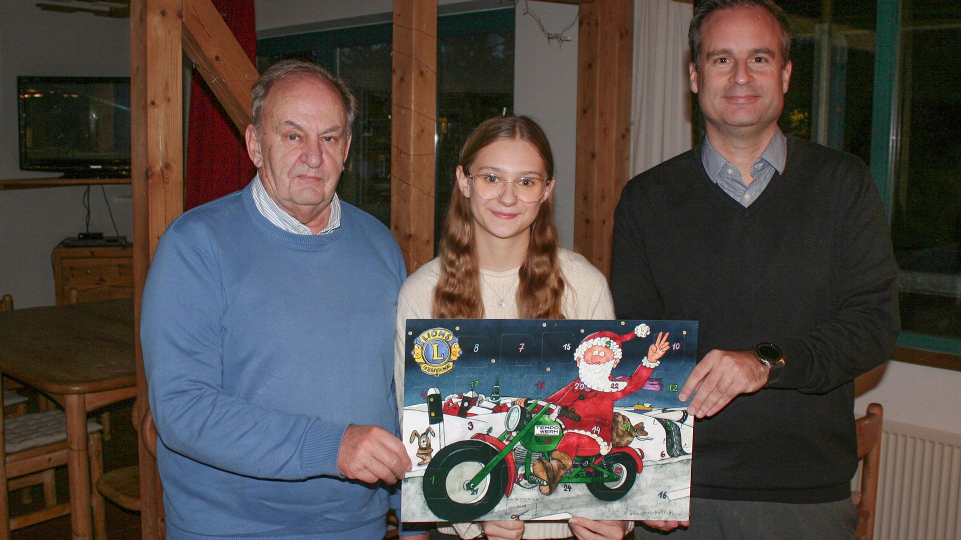 Die erfolgreiche Kunstturnerin des TSV Buchholz 08, Ann-Sophie Bluschke, hat die wertvollen Gewinne ausgelost. Dieter Harner (links) und Jan Grosser waren bei der Auslosung dabei. | Foto: ein