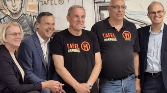 Vor dem Wandbild von Bernd muss freuen sich Birgit Stöver, Bert Stoklossa (Präsident des Harburger Rotary-Clubs), Thomas Rode und Wolfgang Naujoks (Tafel) und Bezirksamzsleiter Christian Carstensen über die Erfolgsgeschichte der Harburger Tafel. Foto: ein