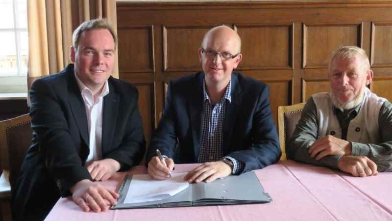 Bürgermeister André Wiese (von links), Verbandsvorsteher Christoph Sander und stellvertretender Verbandsvorsteher Heinrich Schröder. | Foto: ein