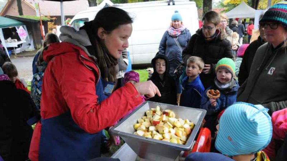Beim Apfeltag in Wennerstorf machen Kinder mit und lernen die ganze Welt der Äpfel kennen | Foto: ein