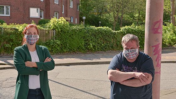 Gerüstet für die Mahnwachen gegen Rechts: Svenja Reinholtz und André Lenthe vom Bündnis gegen Rechts mit den von der Lawaetz-Stiftung organisierten Masken mit "Nazis raus"-Aufschrift. | Foto: Niels Kreller