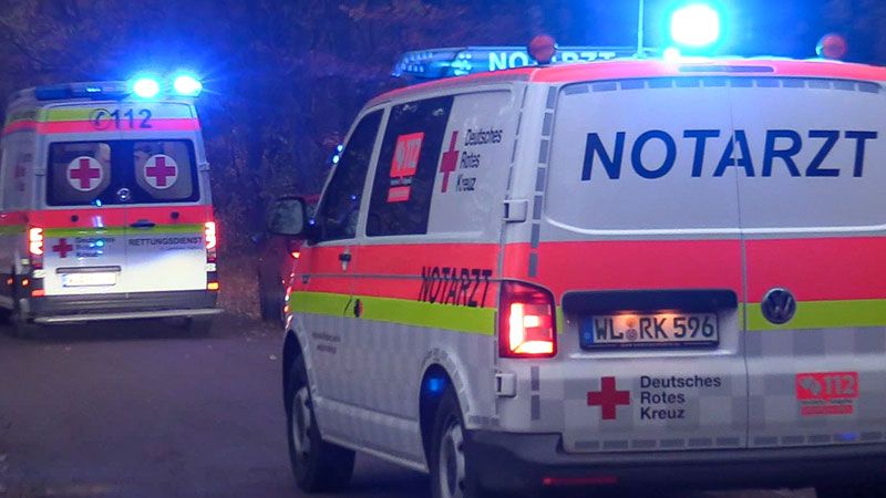 EIn 22-jähriger Mann musste am Dienstagmorgen mit schweren Stichverletzungen nach einem Streit in der Flüchtlingsunterkunft am Ahornweg in Buchholz ins Krankenhaus gebracht werden. | Foto: JOTO