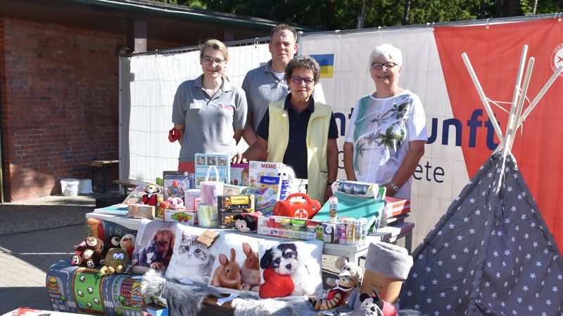 Christin Darga (von links) und Markus Burghard von den Johannitern freuten sich über das gespendete Material, das Wilma Kupfer und Dr. Anne Buhr vom Kinderschutzbund vorbeibrachten. | Foto: Johanniter