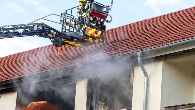 Ein beherzter Nachbar konnten den Bewohner dieser Wohnung vor den Flammen retten. | Foto: JOTO